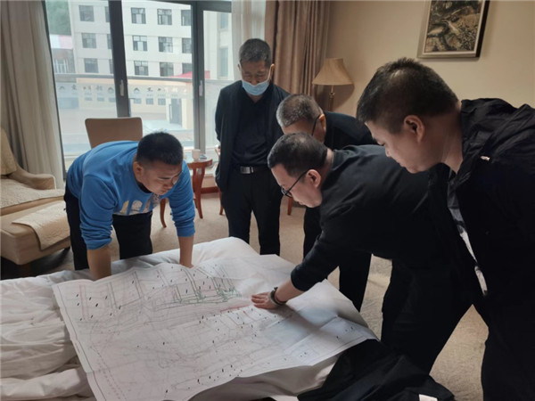 山東科技大學實用礦山壓力研究中心主任石永奎教授、郝建博士應邀赴龍煤雙鴨山礦業(yè)集團進行技術交流